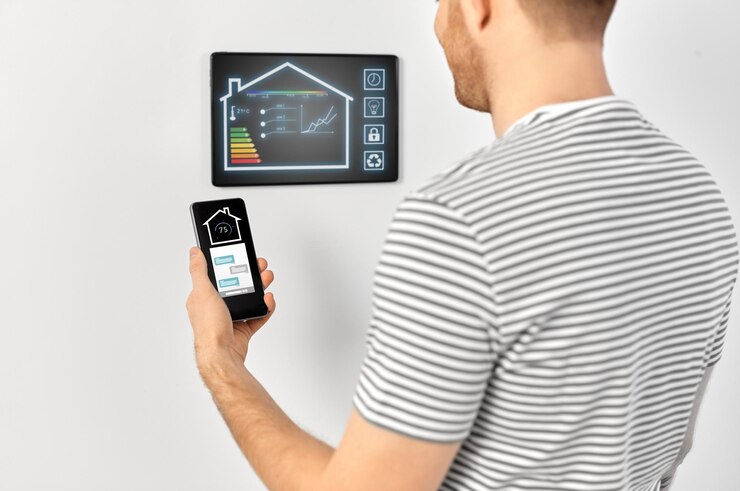 Foto hombre con teléfono inteligente y tableta en el hogar inteligente