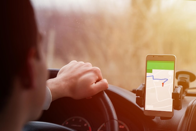 Hombre en teléfono de mano de coche