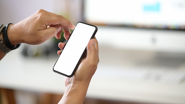 Hombre con teléfono móvil con pantalla en blanco aislado en oficina