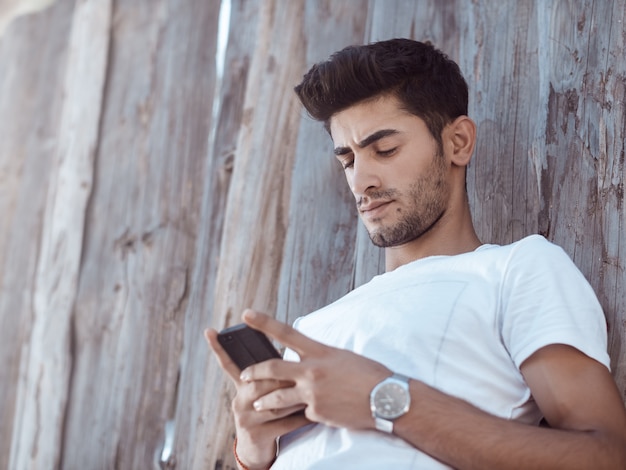 Hombre con teléfono móvil