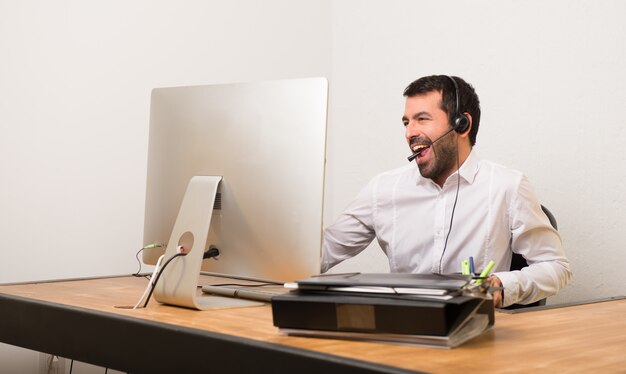 Hombre de telemarketer en una oficina disfruta bailando mientras escucha música en una fiesta