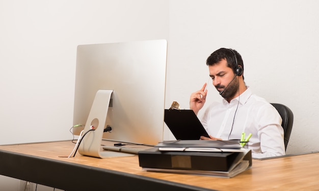 Hombre de telemarketer en una oficina