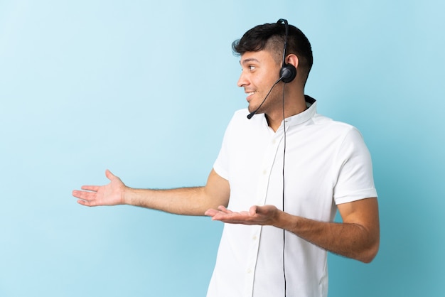 Hombre de telemercadeo que trabaja con un auricular con expresión de sorpresa mientras mira de lado