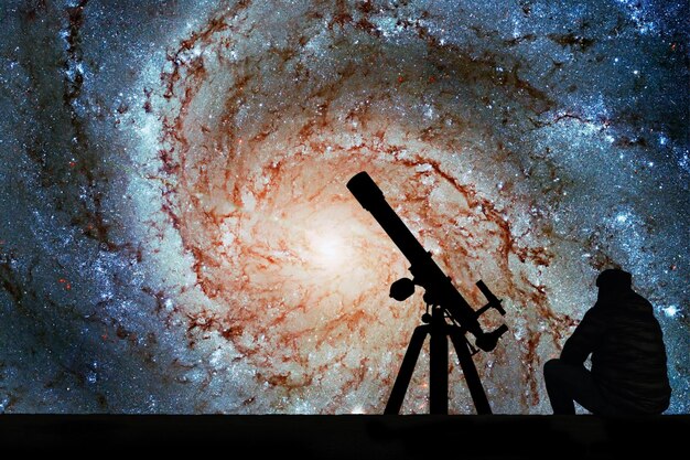 Foto hombre con telescopio mirando las estrellas pinwheel galaxy