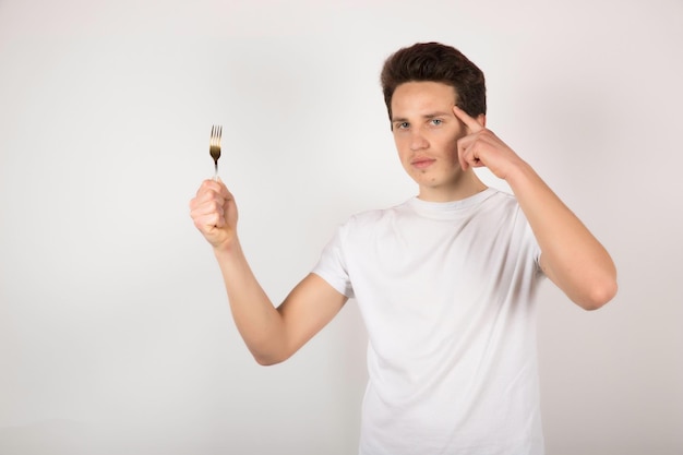 Hombre con tenedor en blanco