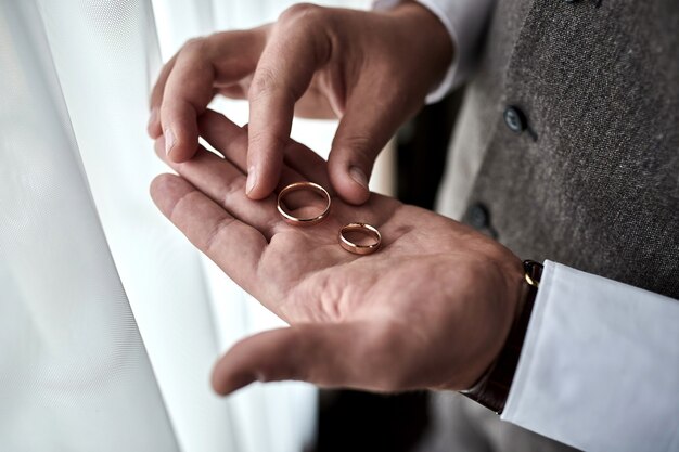 Hombre, tenencia, anillos de boda