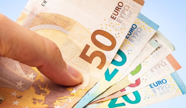 un, hombre, tenencia, billetes de euro