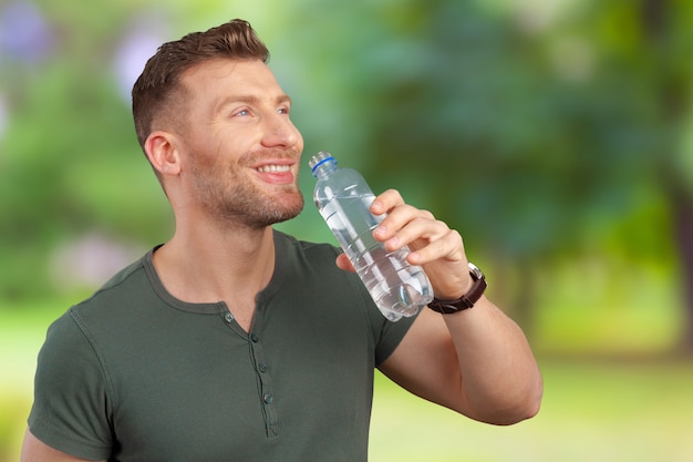 Hombre, tenencia, botella de agua