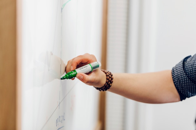 Hombre, tenencia, marcador, escritura, whiteboard