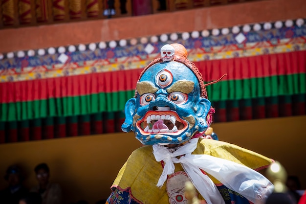 Hombre tibetano, vestido con una máscara mística, realizar una danza durante el festival budista en el monasterio de Hemis, Ladakh, India