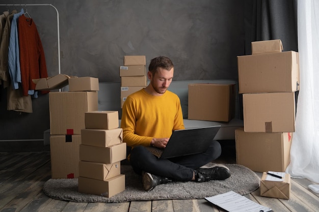 hombre tienda en línea propietario de pequeña empresa empresario embalaje paquete correo caja de envío preparación de entrega paquete hombres trabajando computadora portátil desde casa con paquete postal venta de ideas en línea