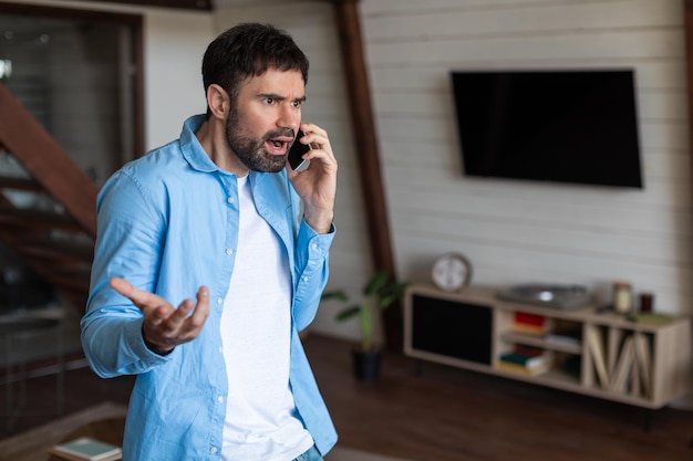 Foto un hombre tiene una animada conversación por teléfono