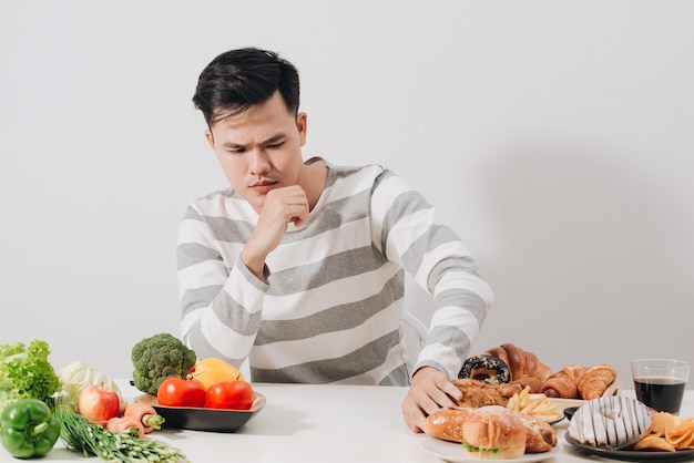El hombre tiene difícil elección entre alimentos saludables y no saludables