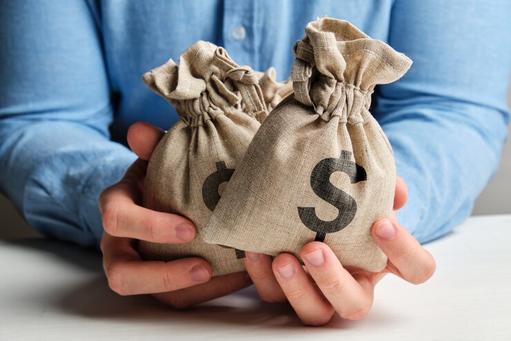 Foto el hombre tiene muchas bolsas de dinero