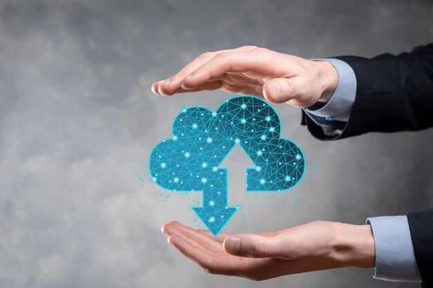 El hombre tiene tecnología de icono de nube. Signo de almacenamiento en la nube de estructura alámbrica poligonal con dos flechas hacia arriba y hacia abajo. Computación en la nube, gran centro de datos, infraestructura futura, concepto de IA digital. Símbolo de alojamiento virtual.