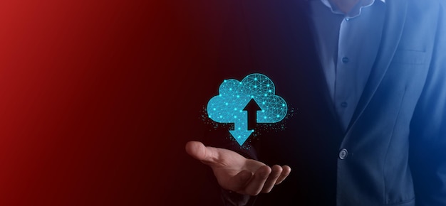 El hombre tiene tecnología de icono de nube. Signo de almacenamiento en la nube de estructura alámbrica poligonal con dos flechas hacia arriba y hacia abajo. Computación en la nube, gran centro de datos, infraestructura futura, concepto de IA digital. Símbolo de alojamiento virtual.