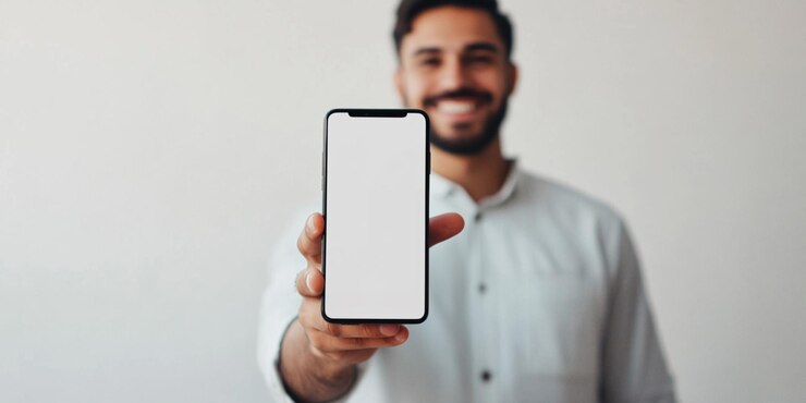 un hombre tiene un teléfono inteligente en la mano