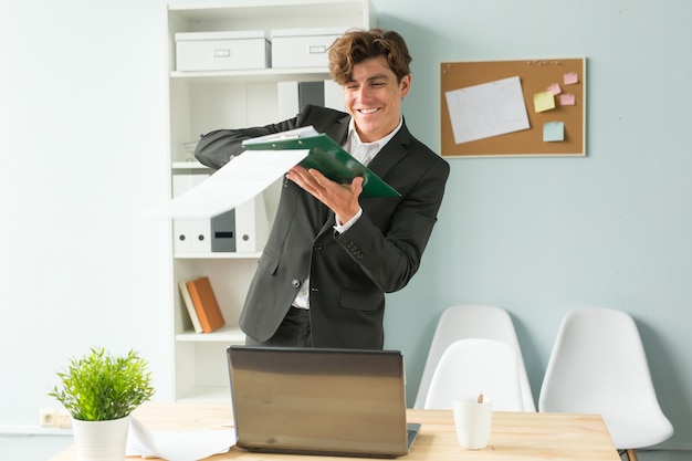 Hombre tirando el papel porque ha terminado su trabajo