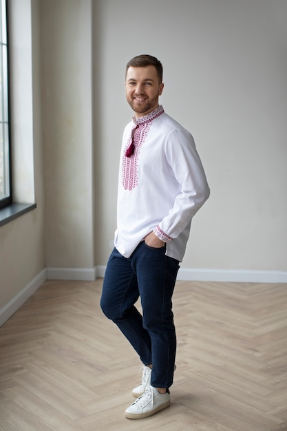 Foto hombre de tiro completo con camisa bordada