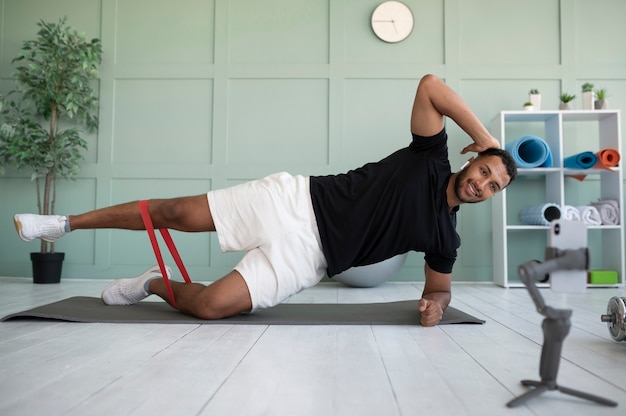 Foto hombre de tiro completo entrenando en casa