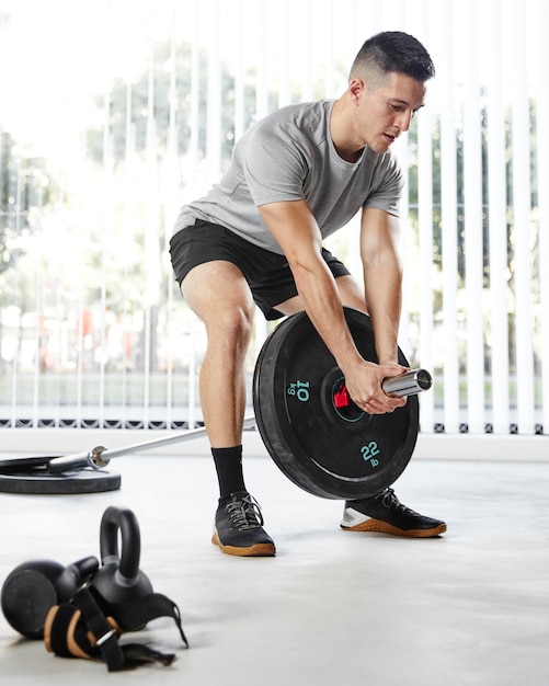 Hombre de tiro completo entrenando con peso