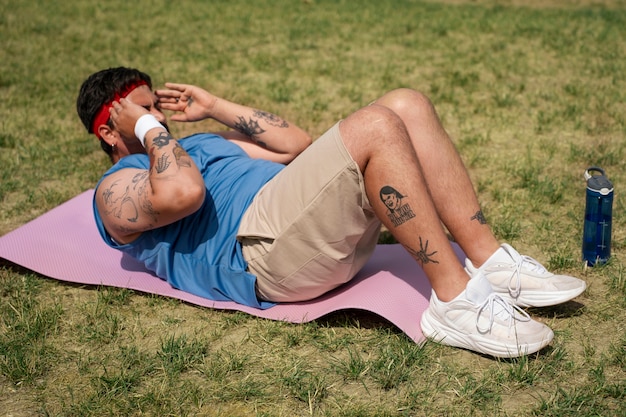 Foto hombre de tiro completo haciendo ejercicio al aire libre