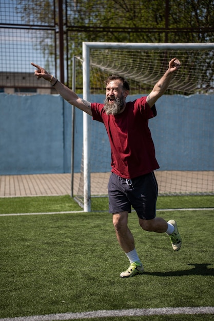 Foto hombre de tiro completo jugando al fútbol