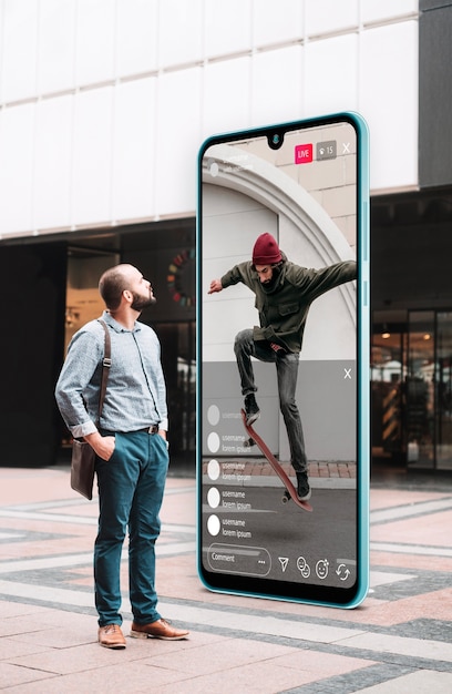 Foto hombre de tiro completo con pantalla al aire libre.