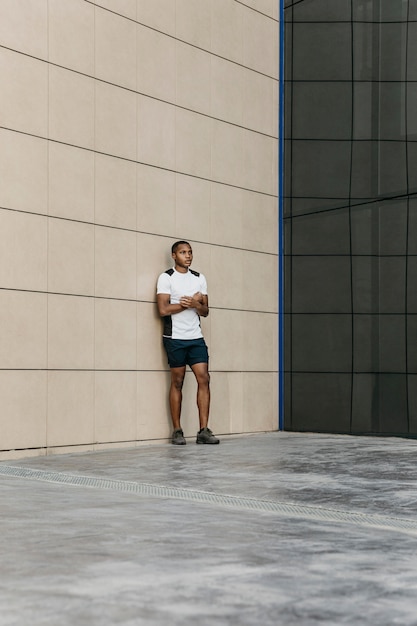 Foto hombre de tiro completo de pie al aire libre