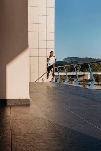 Foto hombre de tiro completo saltando al aire libre