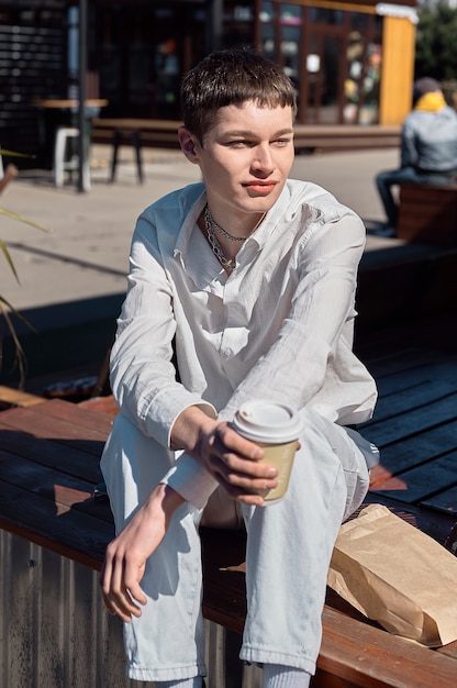 Foto hombre de tiro completo con taza de café