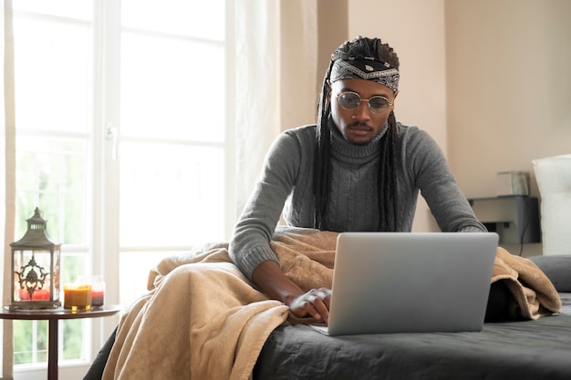 Hombre de tiro completo trabajando desde casa