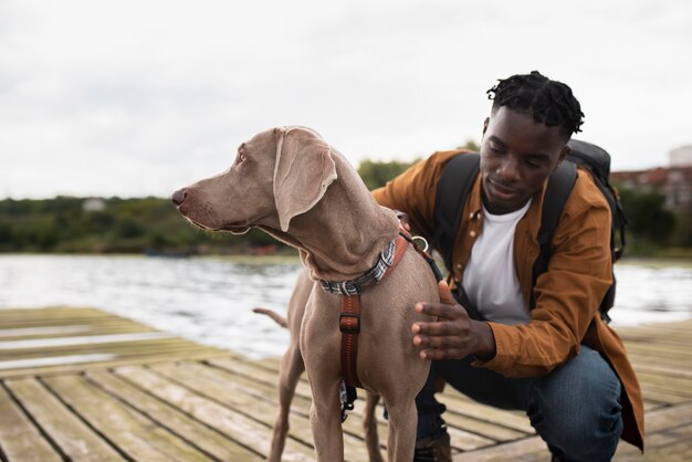 Foto hombre de tiro medio acariciando a un perro