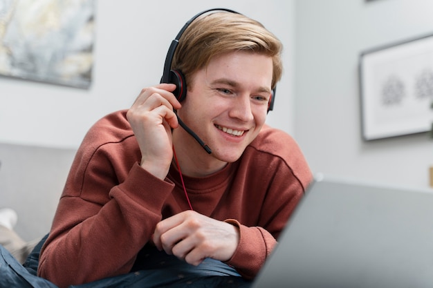 Foto hombre de tiro medio con auriculares