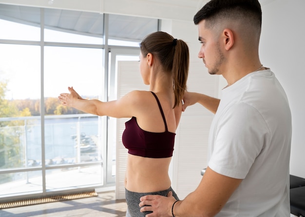 Foto hombre de tiro medio ayudando al paciente