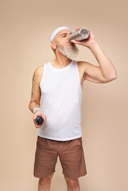 Foto hombre de tiro medio bebiendo de un matraz