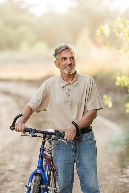 Hombre de tiro medio con bicicleta