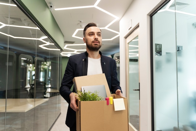 Foto hombre de tiro medio con caja de cartón.