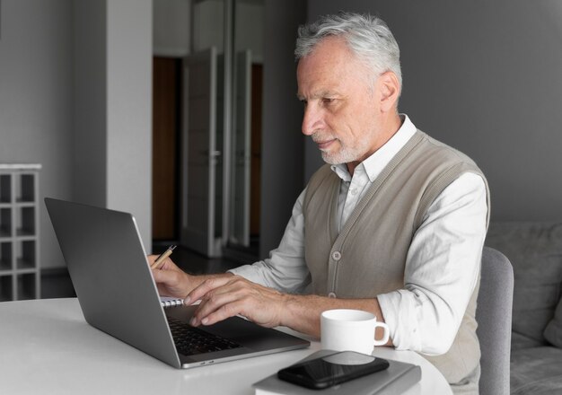 Hombre de tiro medio escribiendo en el teclado