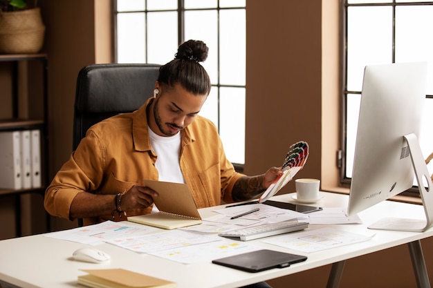 Foto hombre de tiro medio en el escritorio trabajando