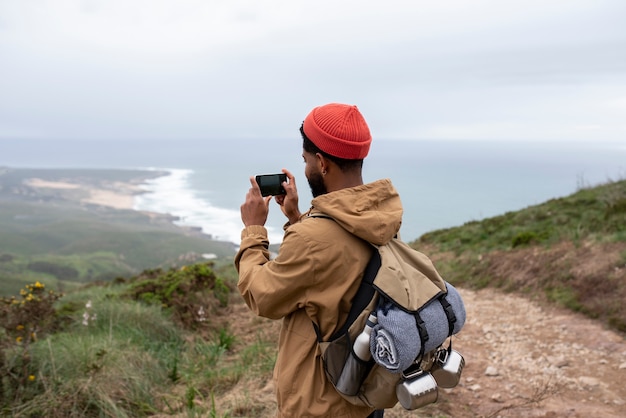 Foto hombre de tiro medio en excursión de senderismo