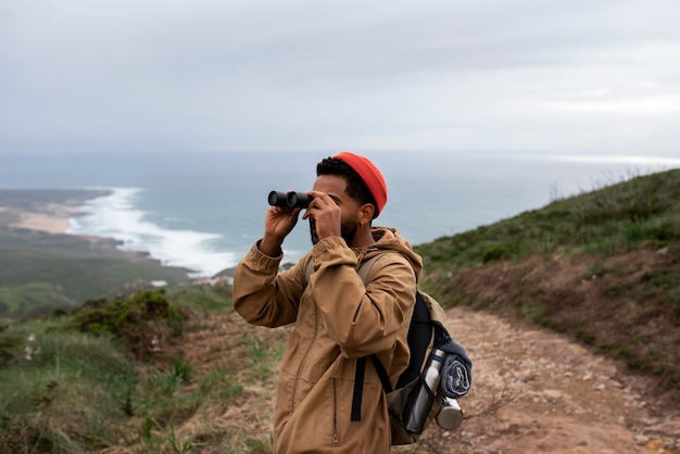 Hombre de tiro medio en excursión de senderismo