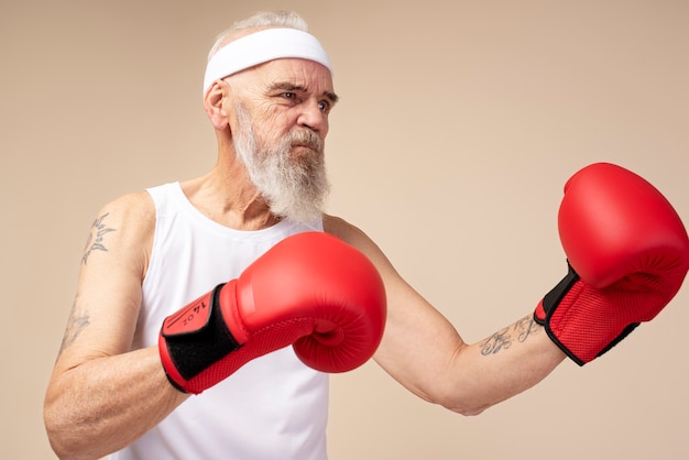 Hombre de tiro medio con gafas de boxeo