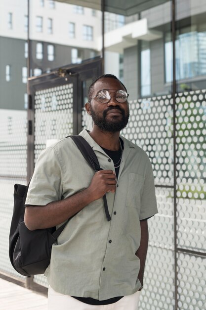 Foto hombre de tiro medio con gafas