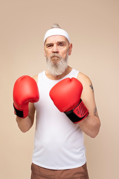 Hombre de tiro medio con guantes de boxeo