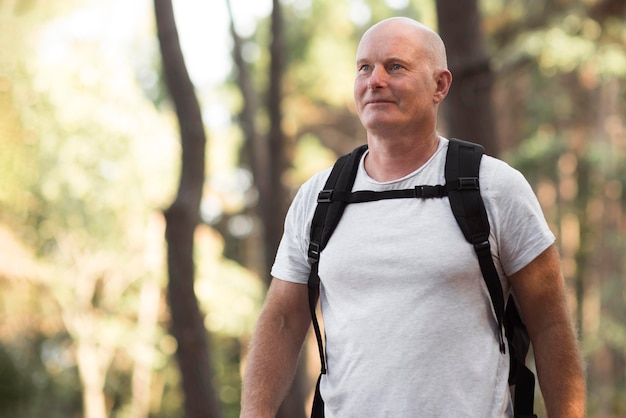 Hombre de tiro medio con mochila en la naturaleza