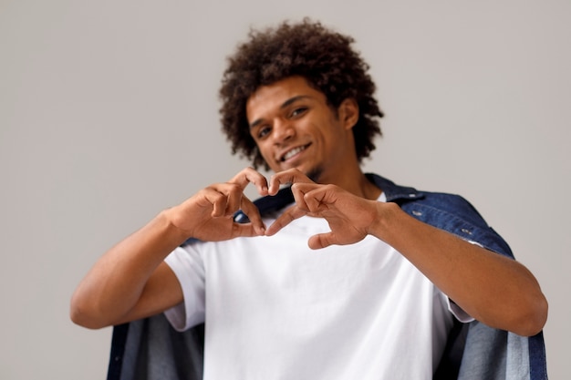 Foto hombre de tiro medio con peinado afro