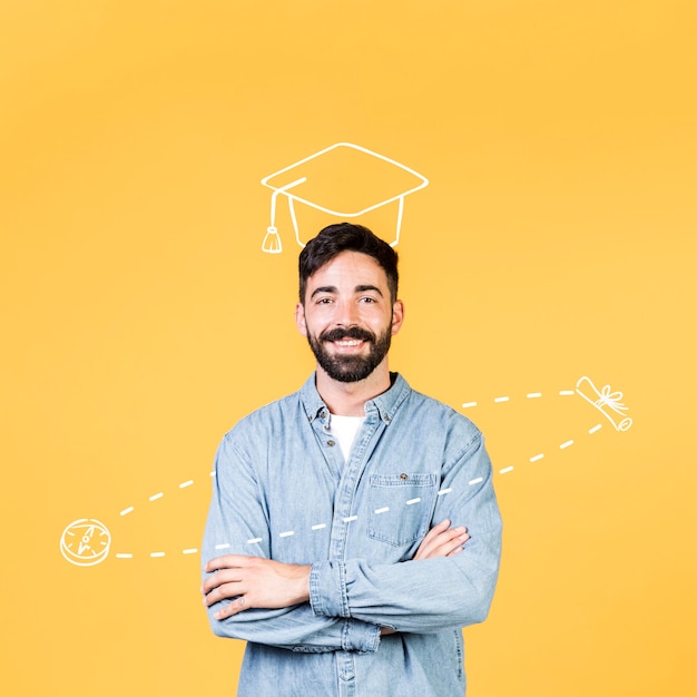 Hombre de tiro medio posando con antecedentes de graduación