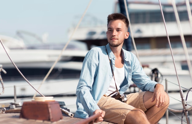 Hombre de tiro medio posando en barco