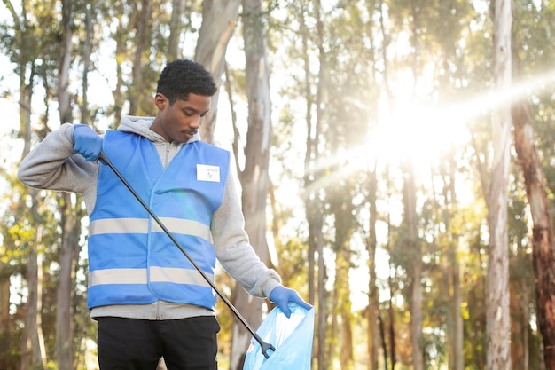 Foto hombre de tiro medio recogiendo basura